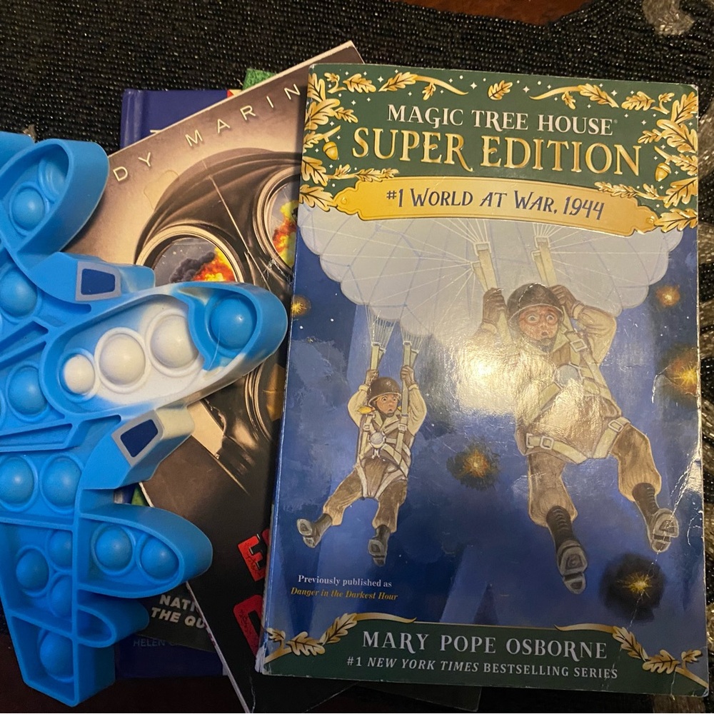 4 books with free toy